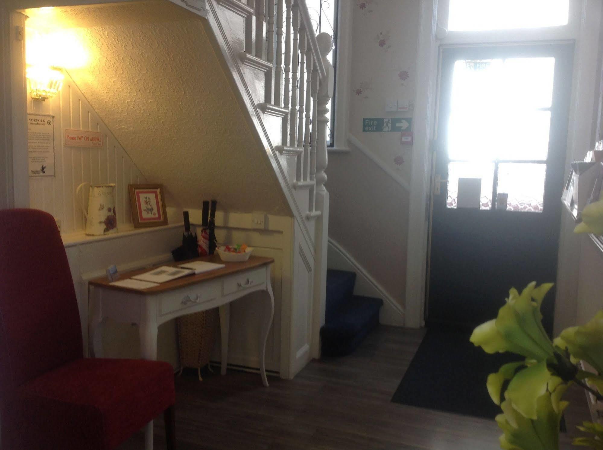 Cleasewood Guest House เกรทยาร์มัธ ภายนอก รูปภาพ